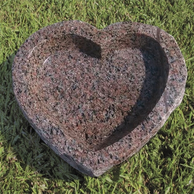 Vogeltränke Herz, innen poliert, Ø28 cm., aus roter Granit.