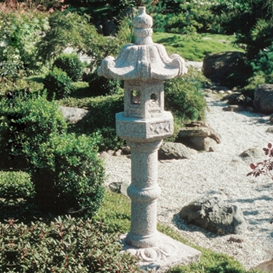 Kasuga Laterne, Höhe 120 cm, Granit hellgrau.